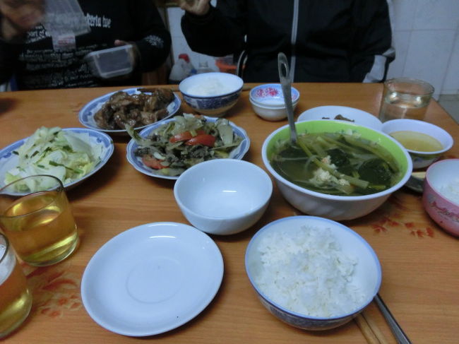 　帰りは下り坂、３０分で宿に。<br /><br /><br />　　今夜も皆さんと一緒に夕食、従業員の二人は辛そうな青く小さな唐辛子を何本も食べていました