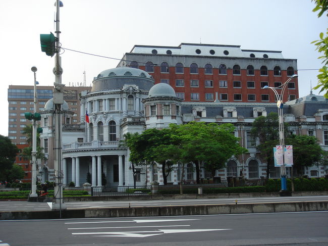 早朝の街を歩くのって、気持ちいいですよね。<br /><br />この建物は監察院です。<br />雰囲気がありますね〜。