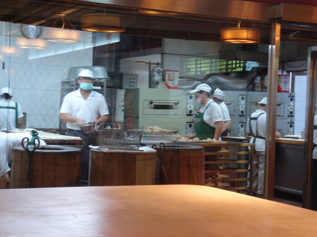 しばしネコちゃんと戯れた後、お目当ての「阜杭豆漿」に到着です。<br />良かった〜、行列ができてなくて〜。