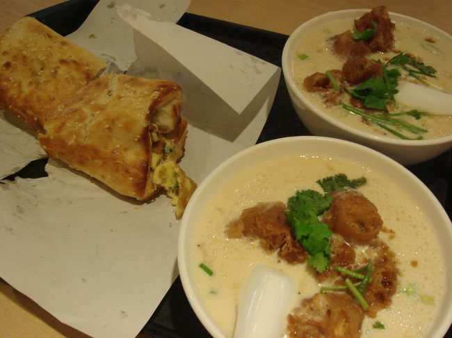 鹹豆漿と厚餅夾蛋を注文しました。<br /><br />う〜ん、いつもと変わらない美味しさ(≧▽≦)ノ