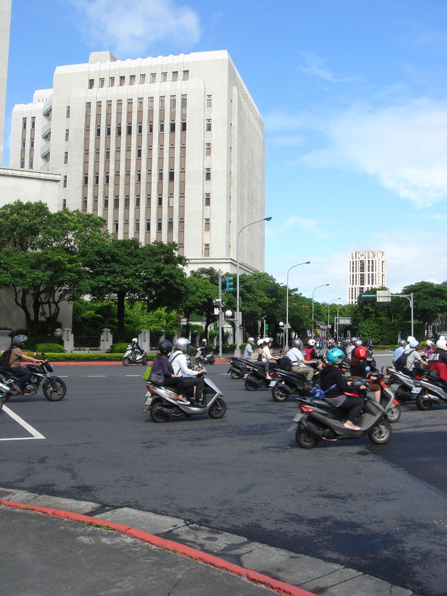 荷造りを済ませた僕たち夫婦は、そのままホテルをチェックアウト。<br />飛行機の時間までかなりありますので、ホテルのフロントにスーツケース２個とコロコロバッグを預け、再び街に繰り出しました。<br /><br />今回の台北旅行はホント天気には恵まれました。<br />事前に台北の週間予報を調べたら３日間とも「カミナリ」マークが付いていたのに・・・。