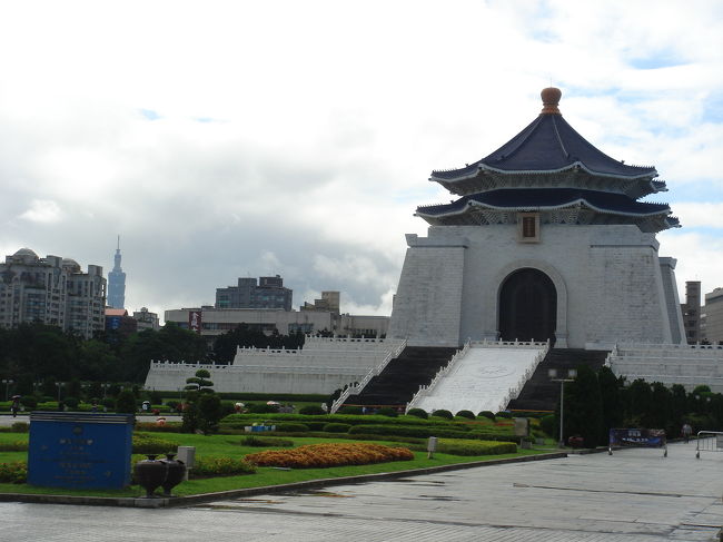 今日も中正紀念堂に寄ってみました。<br />やはり今日も正面の階段からは入れないので、横の入口から入り、エレベーターで４階に上がります。