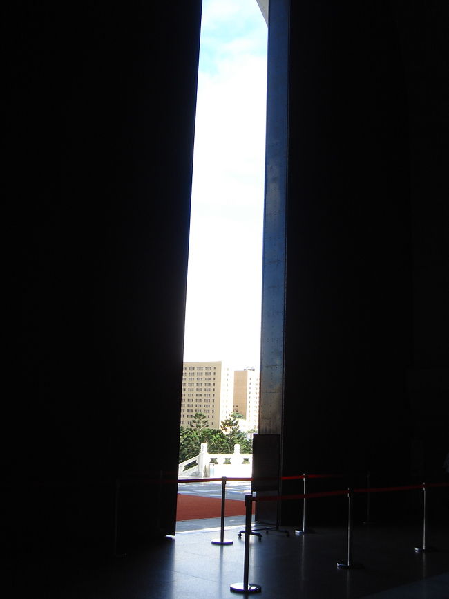 紀念堂の内側から開門の瞬間です。