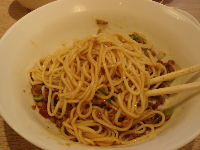 痛恨！<br />写真撮る前に混ぜちゃった・・・。<br />お店のお姉さんが「よく混ぜると美味しいですよ」って言うから・・・。<br /><br />鼎泰豊のジャージャー麺、めちゃウマ。<br />初めて食べたけど、次もあるな〜。<br />黒酢をたらして、よく混ぜて食べてね。<br />