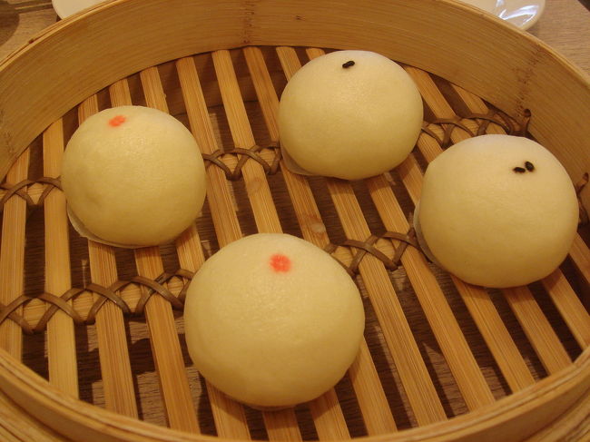 デザート登場！<br />赤い点があんまん。<br />黒い点がごままんです。