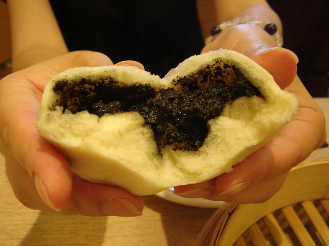 ごままんの内部です。<br />ごま餡がたっぷり入ってて、美味しいのなんのって。