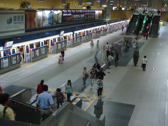 鼎泰豊を後にし、MRTで市政府駅に移動しました。