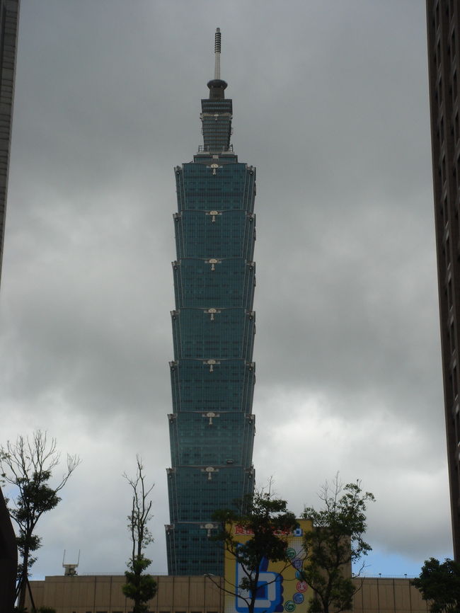 台北１０１も近いですね〜。<br />てっぺんまで良く見えました。