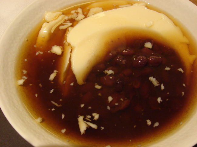 統一阪急のフードコートで紅豆豆花を注文(≧▽≦)ノ<br />これも美味しかったな〜。<br /><br />楽しかった台北旅行もそろそろ終わりを迎えます。<br />このあとホテルに戻り、荷物を引き取り、タクシーで松山空港に向かいました。