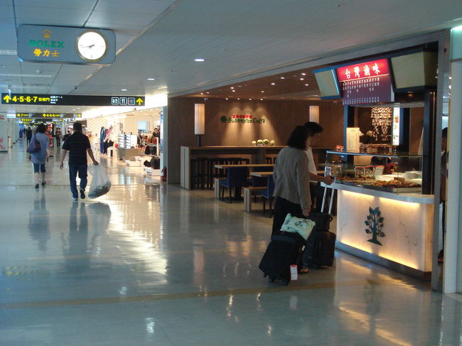 セキュリティーを無事通過したあとは、免税店の様子をうかがいました。