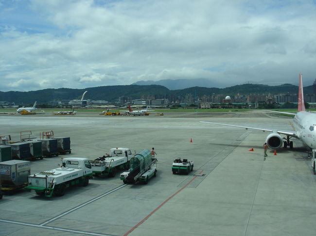 桃園空港に比べると、松山空港はやはり閑散としてますね〜。<br />でも圧倒的に便利なので、もう成田ー桃園線には戻れないなぁ。