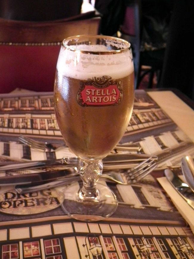 　いやぁ、偉い目に遭いました。何か特別な行事があったようです。ようやく昼飯にありつけたのはもう午後2時を過ぎておりました。<br /><br />　「Drug Opera」というオペラ座に近いところにある大きな観光客用のレストランです。