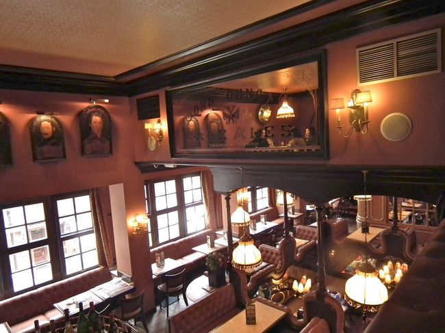 　しかも、この店では、私たちのような東洋人の団体は最も上にあるコーナーに押し込めたいらしくて、あっちに行ったりこっちに行ったりしてこんな場所に案内されました。<br /><br />　最も驚いたのは、このレストランのトイレでございまして、なんとレストランの客から金を取るトイレというのはいくら何でも初めてでございますよ。こりゃとんでもないシステムだと私には思えましたね。