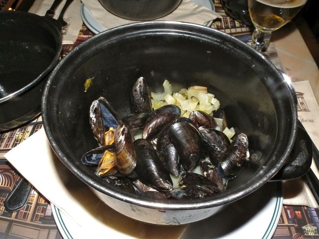　で、ブルッセルといえば・・というので今日のランチはムール貝でございます。こんなムール貝は食べたくありませんでしたねぇ。全然ふくよかじゃない、圧倒されるような量でもない。とはいえ、私はこれ以降ムール貝を食べようと思いませんでしたけれどね。