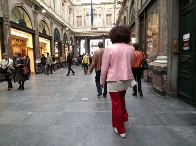 　ブリュッセルで誰もが一度は足を向けるだろうと思われるのがこのギャルリ・サンチュベール（Galeries St-Hubert）でございますな。<br /><br />　今日は土曜日ですから、午後にはほとんどの店が閉まっていますが、立派なことにチョコレートやさんはすべて開いています。<br /><br />　Newhausにはなんと若い日本人男性の店員さんがいて、「いらっしゃいませ」と丁寧な日本語で対応してくださいました。思わずお話をしてしまいましたけれど、留学生の方だそうで、土曜日にこのお店で仕事されているそうですが、随分助かりました<br /><br />　翌週にいってみると残念ながらお逢いできませんでしたけれど。