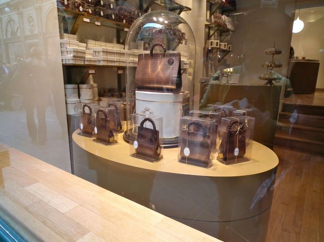 　こちらはMaryというお店です（これもどこの街に行ってもお店があります）がこのディスプレイはなんとチョコレートで作ったハンドバッグでございます。まるで、ブランドのバッグ屋の店頭を見ているようでございますな。