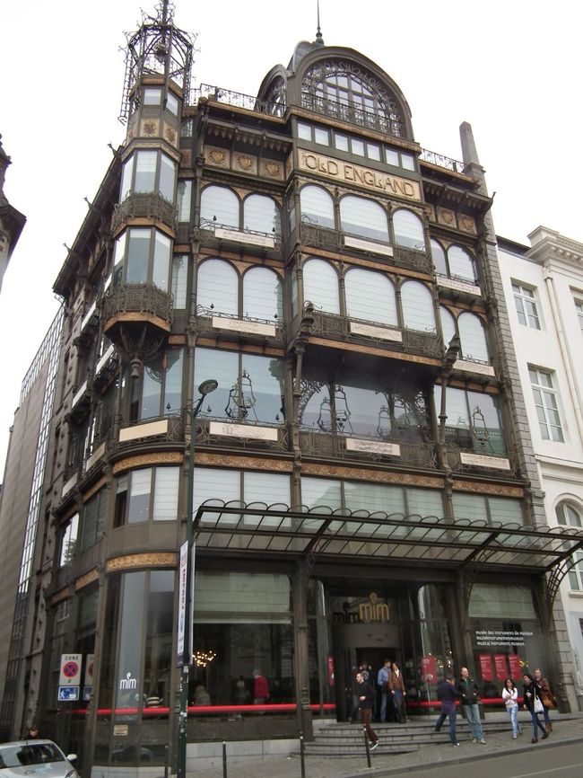 　元はOld Englandという名前のデパートだったそうで、アール・ヌーボーの建築物として、どんな本にでも載っているものですが、今は楽器博物館となっています。<br /><br />　あとでゆっくりこの博物館の見物をする予定にしております。