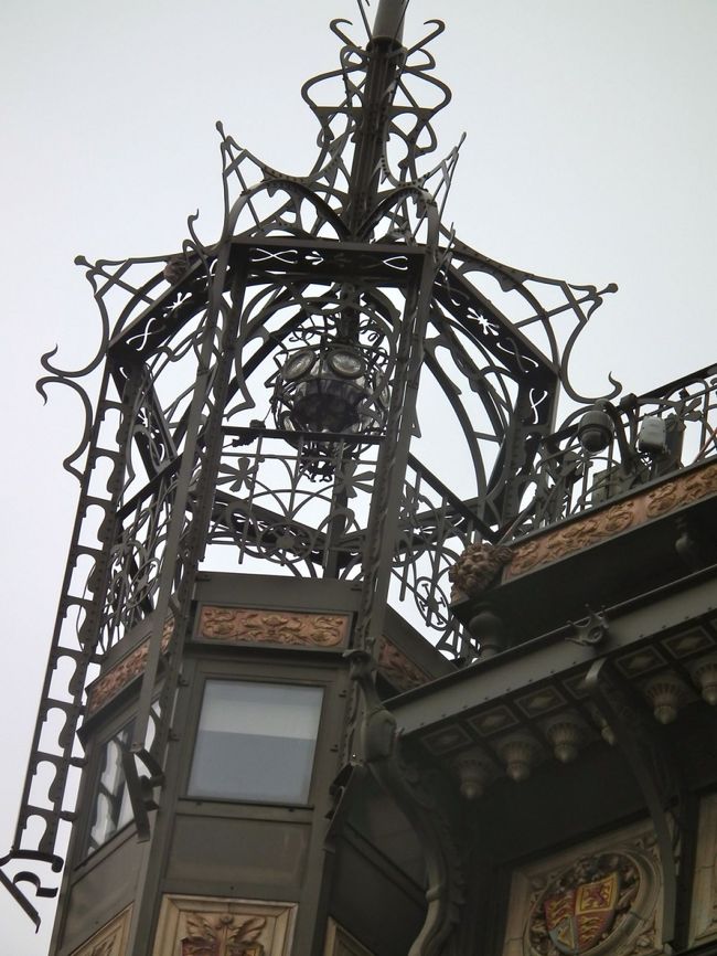 　この建物の一番上にこんな造作が載っています。<br /><br />　この建物はPaul Saintenoyによってデザインされたもので、完成は1899年ですからまさにアールヌーボーの最盛期でございます。<br /><br />　楽器博物館がここに引っ越してきたのは1999年ですから、ついこの前のことでございますな。