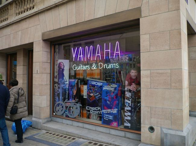 　王宮美術館から階段を下りてきて、グランプラスに向かって降りてきたら、そこに楽器屋。ここもそうだけれど、ベルギーの各地にある大きな楽器屋さんは大きく「YAMAHA」と書いてあることが多いですよ。