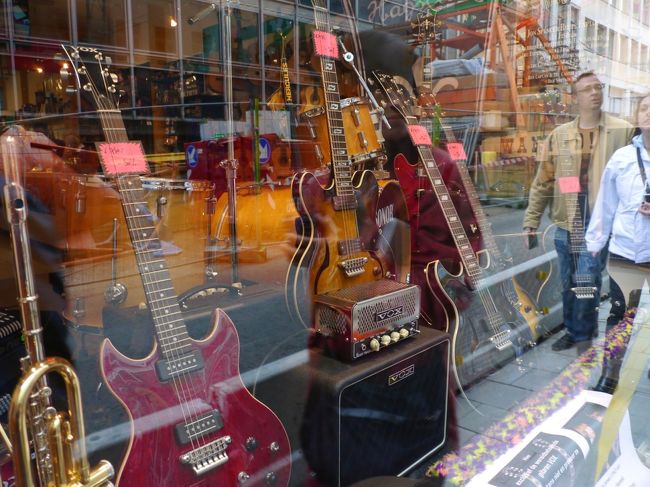 　あれ、でもショーウィンドウの中を見るとセミアコ系のギターはこのあたりはVOXばっかりじゃないの。