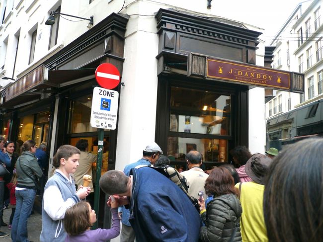 　これがワッフルとアイスクリームで有名な「DANDOY」という店ですね。みんながわっとたかっていて、ほとんど見られませんでしたけれど、後日のんびりとやってきてシンプルな奴を食べました。<br /><br />　（私、この店を「ダンドイ」と呼んでいましたけれど、本当は「ダンドワ」というんだそうです。