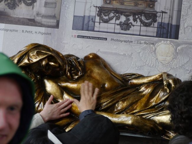 　ブリュッセルの街を敵の手から守った英雄として知られている騎士で、この像を撫でると幸せになれる、願いが叶うというセルクラエスの像がテレビで見ていたのに比べたらやたらぴかぴかで、説明を聞いたはずなんですけれど、なんでこんな金ぴかに戻ったのか、覚えていません、すみませんねぇ。