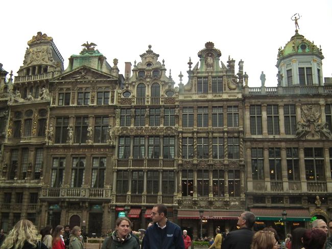 　グラン・プラスはこうしたギルド・ハウスが囲んでいるというのは、ガイド・ブックでたっぷりと見てきましたから、それほどの感慨はないだろうと思っていたんですが、こうして目の当たりにするとそれはそれなりの気持ちの高揚があります。<br /><br />　それは誰でも一緒らしくて、若いお嬢ちゃんたちがキャーキャー話す声が響きます。