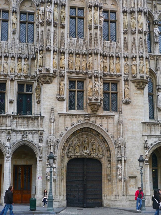 　高揚した気分のままでいると周りを冷静に見るチャンスを失ってしまうのですが、よく見るとこれはもう大変な数の人物像が立っています。こりゃ凄いなぁ、本当に。