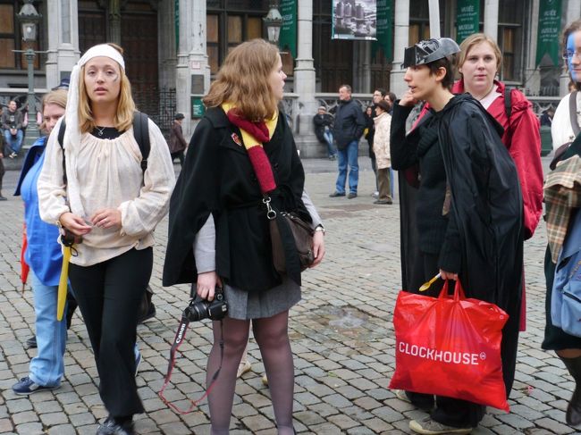 　さっきからわぁわぁいっていた若者たちは良く見るとなんだかコスプレなんだかなんだかわからないですがなんか意識しているみたいですねぇ。<br /><br />　しかし、ダースベイダーが夜店で売っているようなお面なのか・・・。ドンキホーテはないのかね、ブリュッセルには。