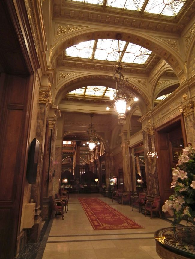 　グラン・プラスからそんなに近い訳じゃないのですが、頑張って歩いてホテルにやってきました。<br />　<br />　日本人ツアーの利用が目につくアールヌーボー建築で知られたMetropole Hotelです。レセプションに従業員の数が目立ちます。この日はwifiがつながらないというのです。え？こんなホテルなのに？