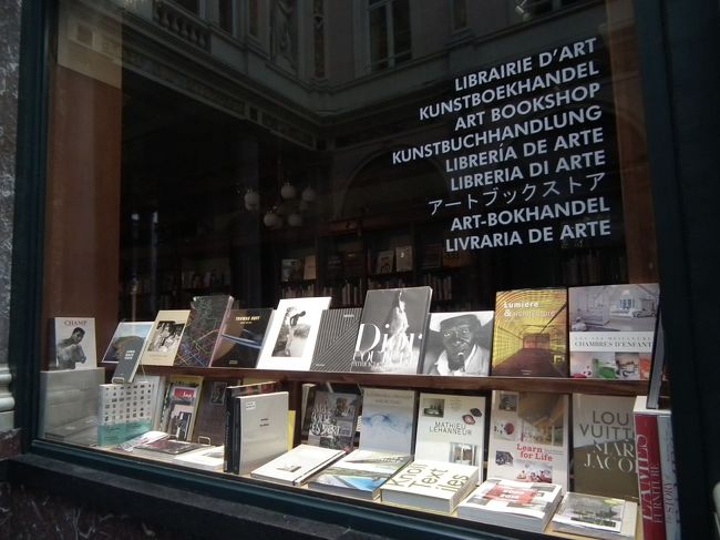 　まだ明るかったので、そのままもう一度Galeries St-Hubertにでかけました。この本やさん、カタカナでまで店名を書いてあります。日本人が買いに来るんでしょうか？考えられないけれどなぁ。