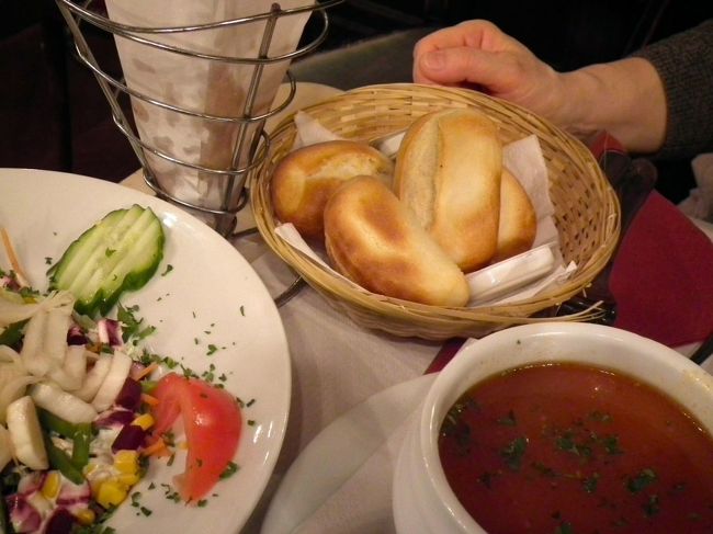 　サラダ、スープとパン、という簡素なものにしました。ドレッシングが物足りないんだよなぁ。