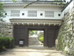 まずは岡山城を見学です。再現された城です。

http://www.city.okayama.jp/museum/okayamajou/