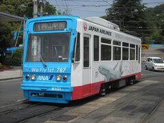 この路面電車はANAとJALのラッピングです。