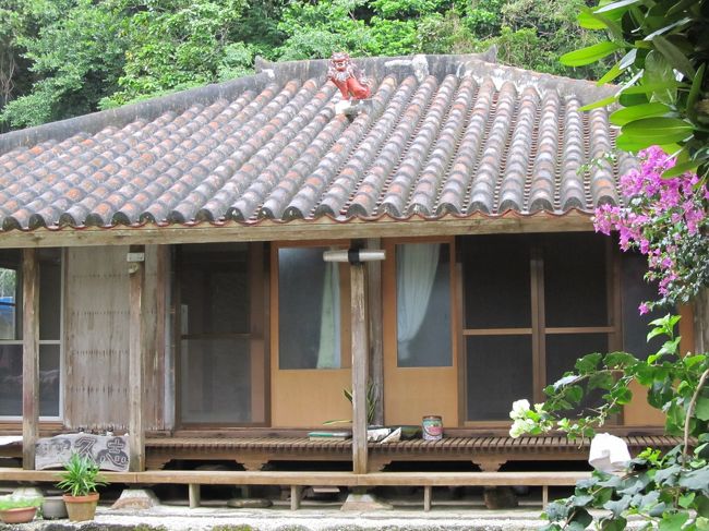 展望台を後にして　阿佐（アサ）集落を散策です。<br /><br />おばあちゃんちを思い出させる（*私は沖縄に親戚はいないですが…）ようなお宅です。写真を撮らせていただきました。<br />なんか雰囲気あっていいてすねぇ〜。