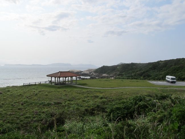 阿波連展望台<br /><br />ここにきて、ようやく少し陽が差してきました。<br /><br />ガイドさんに「座間味の天気はどうでしたか…？」と尋ねられ、即「最悪です。」と答える私達…。