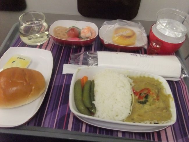 前回はなかったのに、今回は搭乗後挨拶があった。<br />しかもこの便では、ゴールド会員だからビジネスクラスの食事から選んで☆と。<br />わーい♪<br /><br />タイカレーを選んでみた。結構おいしい！