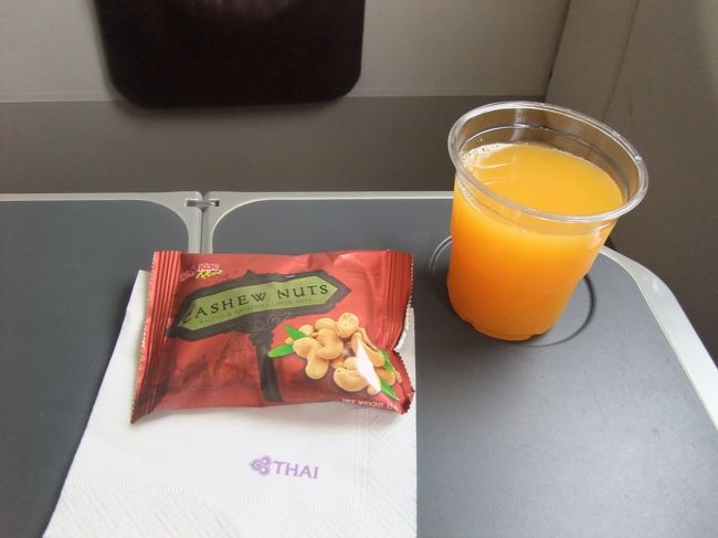 離陸後のおつまみ。<br />カシューナッツおいしい♪