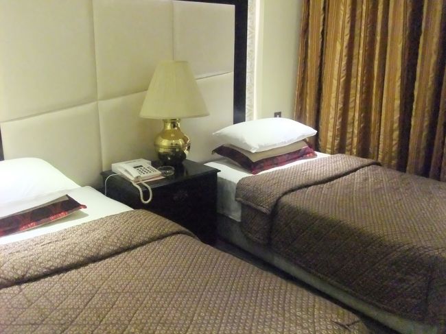 １５分くらいでホテルの最寄駅に到着！<br />市内まで近い♪<br />しかも女性専用車両があって、愛想のよい係員もいて安全なかんじ。<br /><br />ホテルはアルカルマ駅から徒歩２分のプレジレントホテル。<br />ツインのシングルユースだった♪