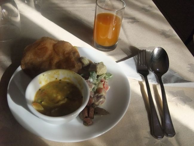 朝ごはんがついていたので、朝からカレー。笑<br />味は普通？