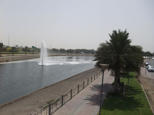 外は暑くて、陰がない！<br />歩いている人も少ない！<br />みんな車で移動してるんだろな〜。