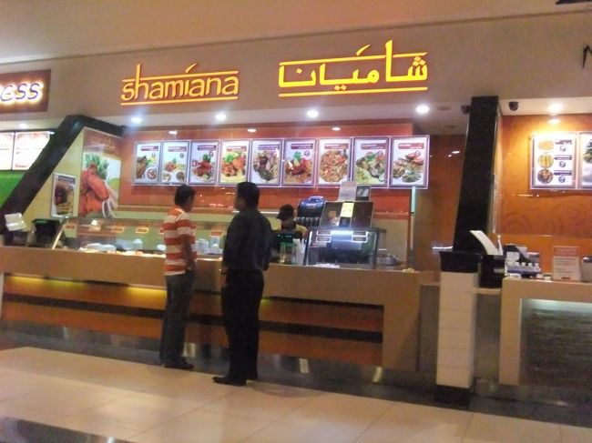 ブラブラしてたらナイキショップでセールをしていたので、ジム用にパンツを２枚購入。<br /><br />買い物に満足したのでご飯にしましょう♪<br />フードコートへ移動。