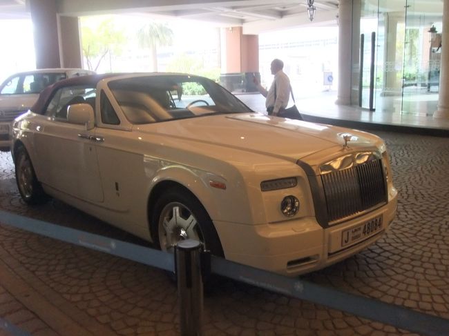 時間はあまりないので、次へ移動。<br />タクシー乗り場にいた高そうな車。<br />高級そうな車は多かったな〜。