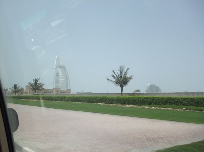 タクシーでバージュ・アル・アラブが見えるビーチへ。<br />段々近づいてきた！