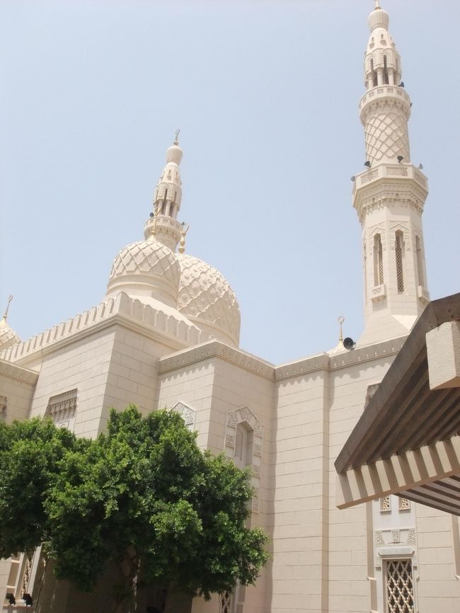 もう少しゆっくり見ていたいけど、暑すぎるので次へ移動。<br />タクシーでモスクに寄ってもらいつつスークへ。