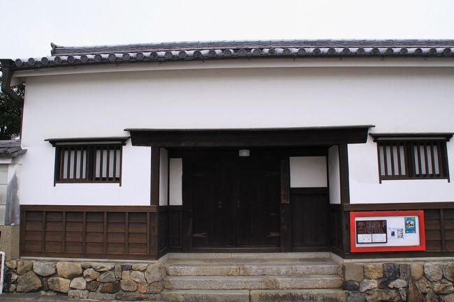 そこを下って国道を渡ると奈良町に入ります。<br />奈良町は古刹・元興寺の堂宇の焼け跡にできた職人町で、戦国時代以来の歴史を持つまちですす。<br />まちなみの東端にある今西家は、室町時代の書院造を持つ国の重要文化財ともなっている建物です。既に公開時間を終えていたので、内部を見学することはできませんでした。