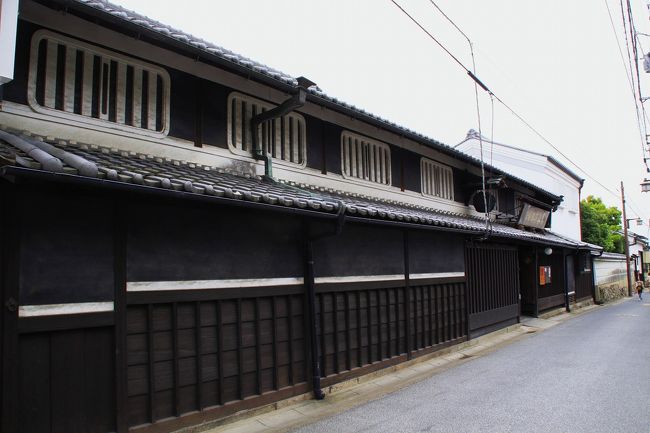 今西家周辺には趣のある町家が並んでいます。黒壁と二階の虫籠窓が特徴的な建物です。