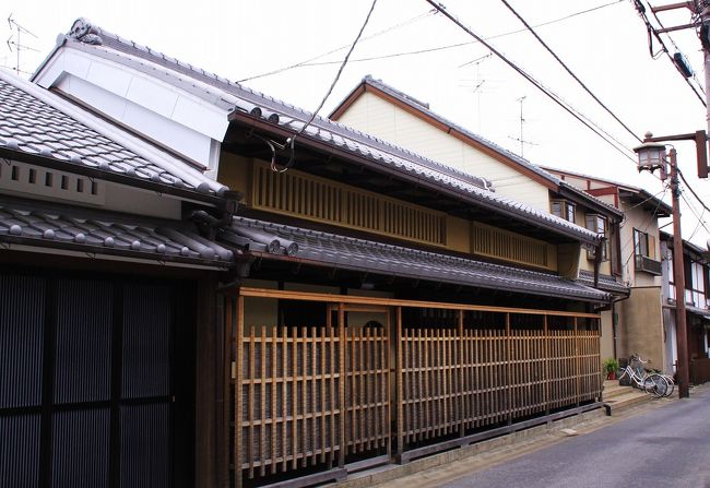 奈良町は昔ながらの町家が立ち並ぶというよりは、昔ながらの建物がまちの中に点在してるといった感じです。景観に配慮して修景された町家も多くあります。