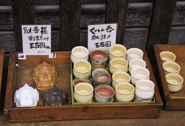 陶器類を売っている商家の軒先。