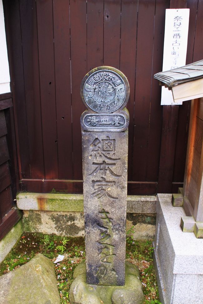 奈良町物語館のとなりにある雑貨屋菊岡工芸の敷地内には、歴史ある石柱が建っています。「きくをか」の文字が刻まれていますが、この店が歴史ある老舗であることを感じさせてくれます。